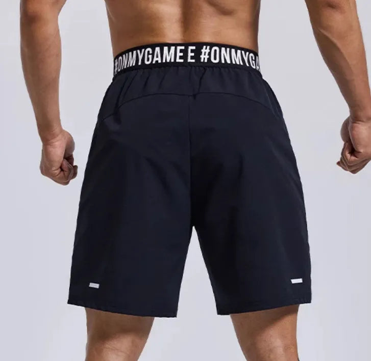 Men's loose sports cropped pants in breathable fabric with elastic fly opening and letter design