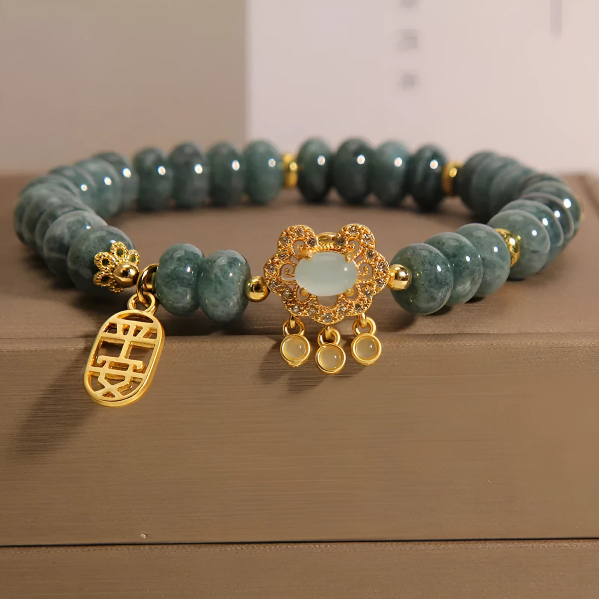 Women's bracelet with natural emerald jade abacus beads and alloy safety lock closure