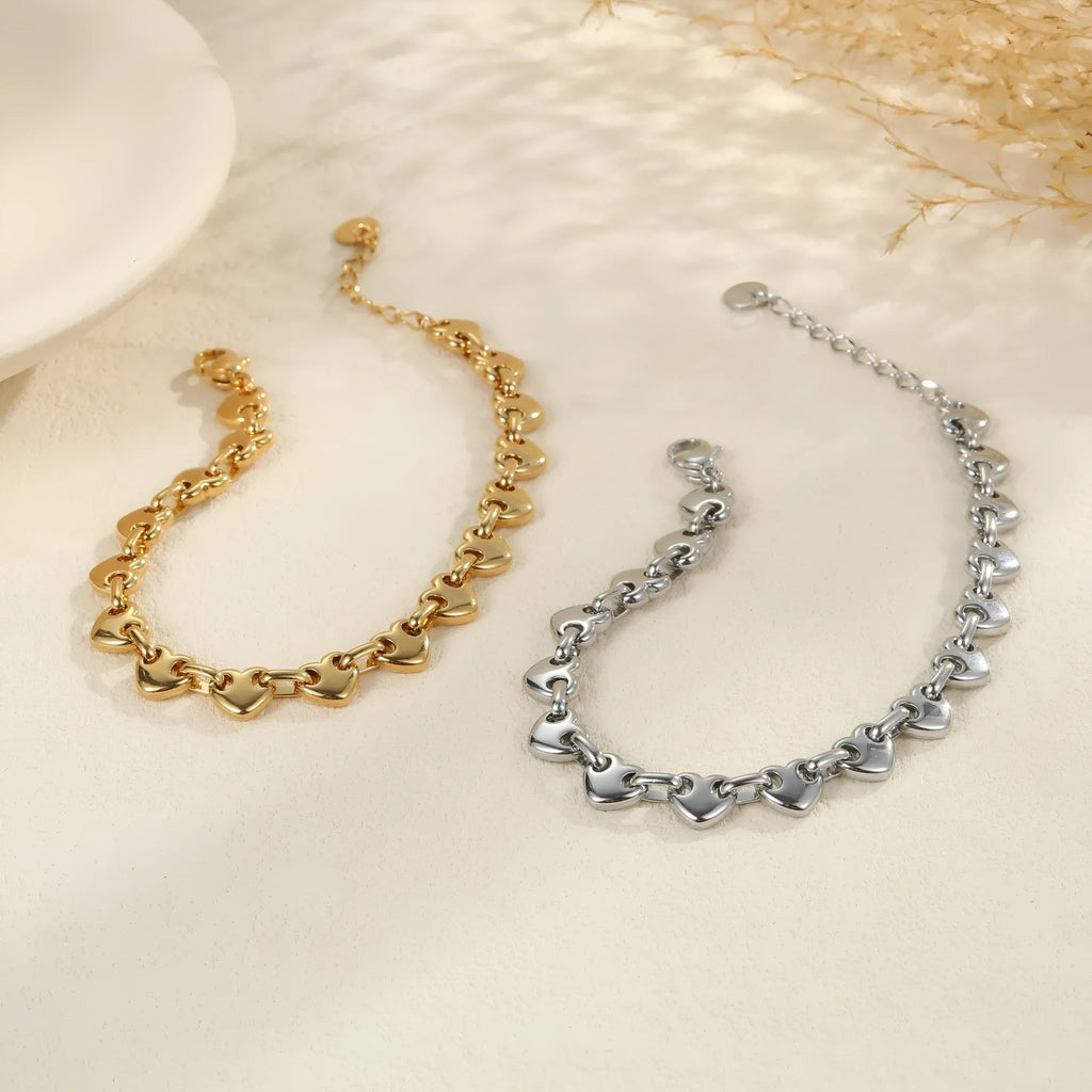 Hollowed-out heart bracelet in stainless steel with gold, steel, or colour-block finish.