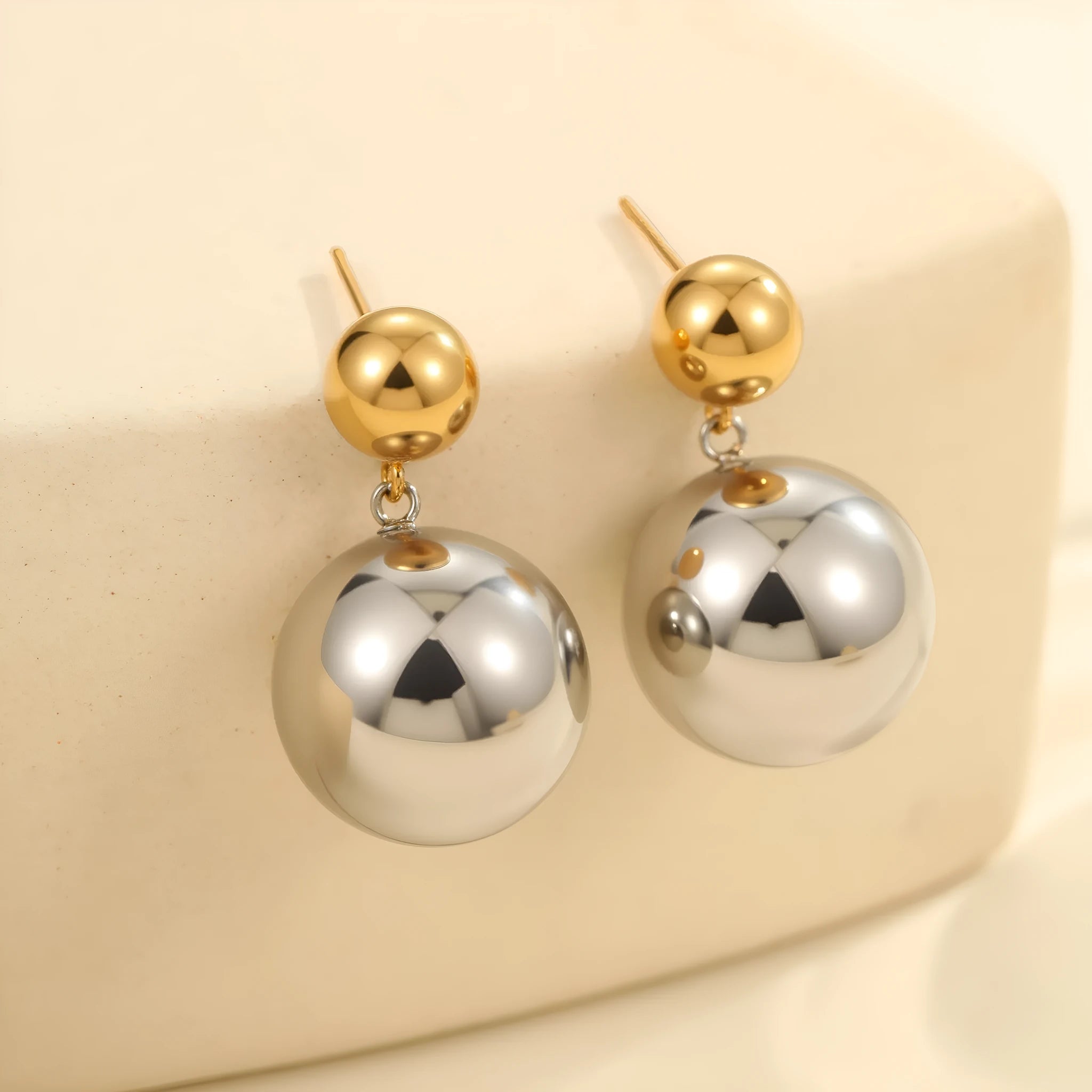 Stainless steel colour-block ear studs with round geometric beads for women