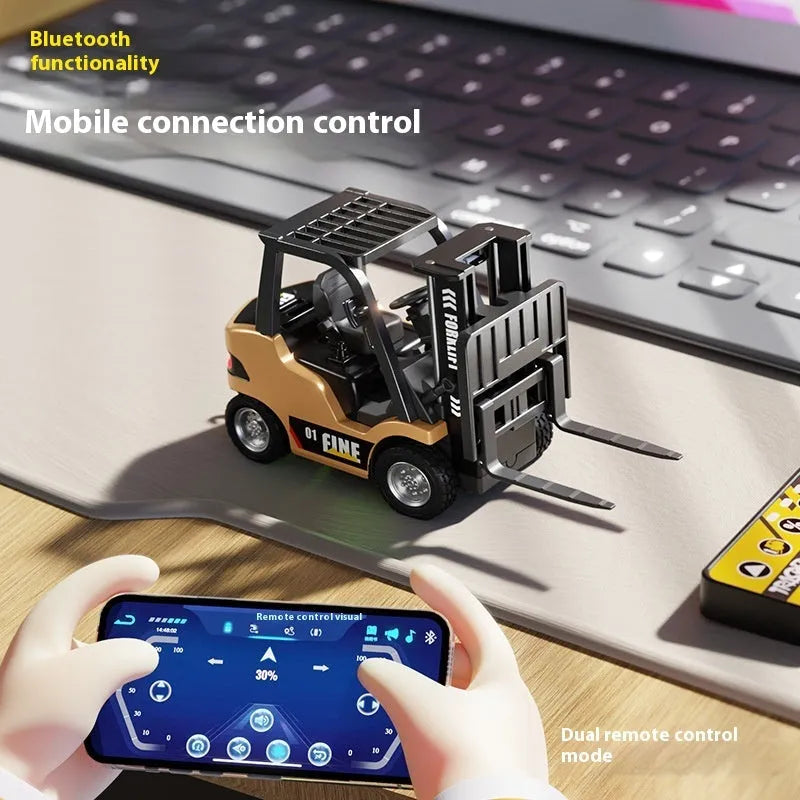 1:64 scale Bluetooth remote-control alloy forklift model with accessories and obstacle course
