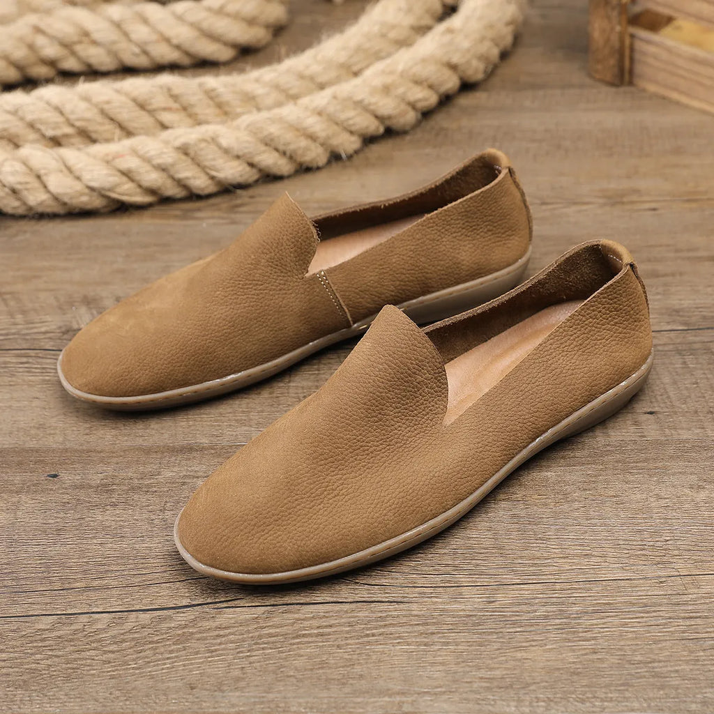 Handmade men's low-top casual shoes in khaki cowhide leather with a flat wedge rubber sole.