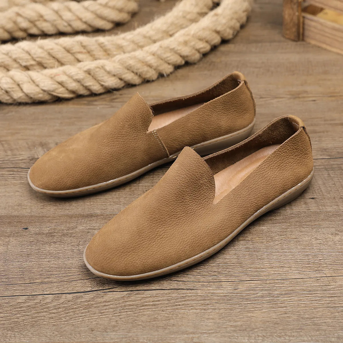 Handmade men's low-top casual shoes in khaki cowhide leather with a flat wedge rubber sole.