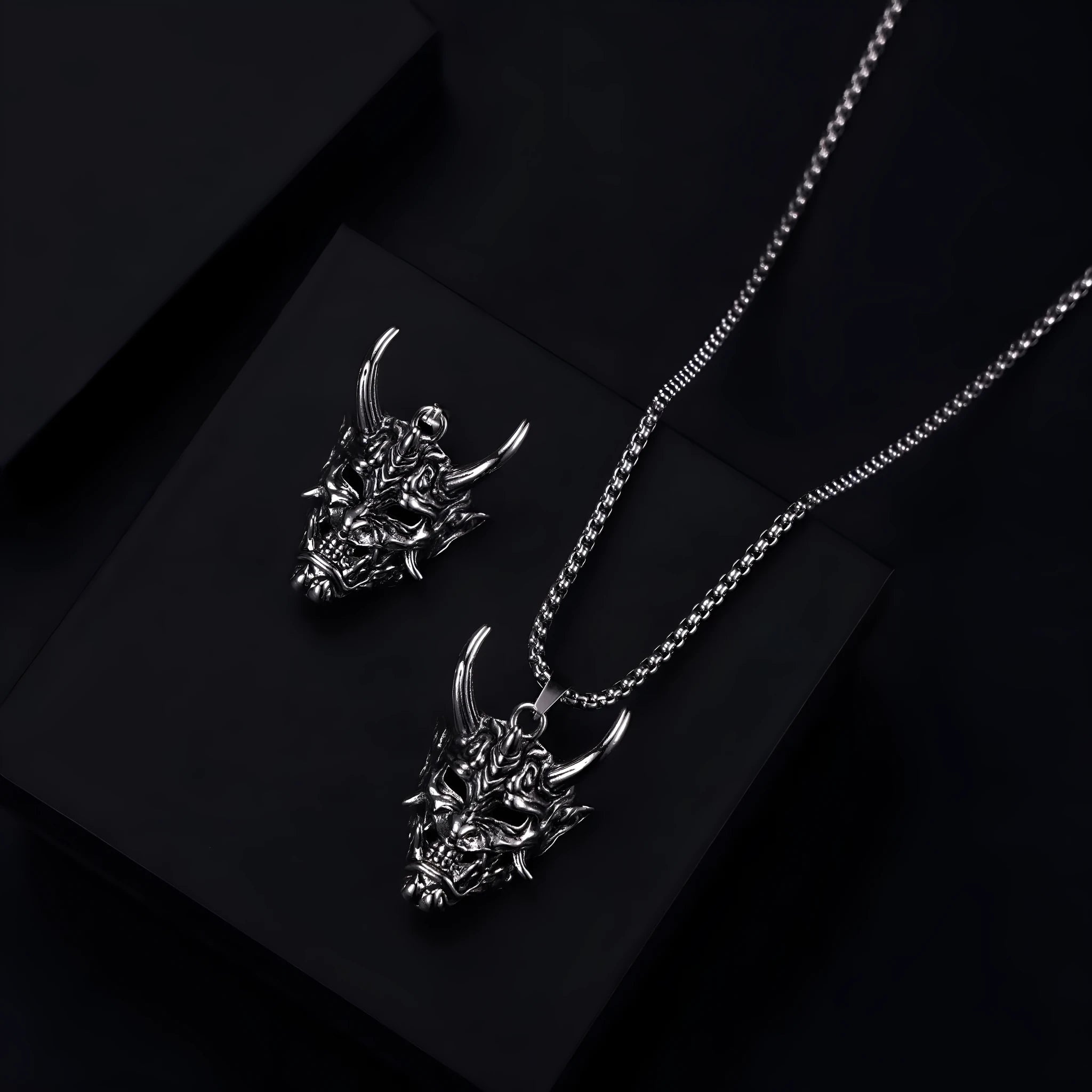 Men's vintage silver tone zinc alloy pendant necklace measuring 40mm wide