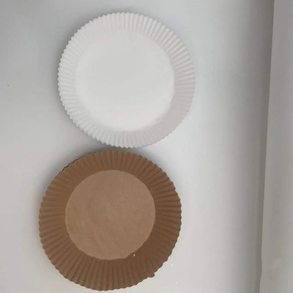 Round disposable air fryer paper liners, white and natural colour, 16cm diameter with 4.5cm heightened edge.