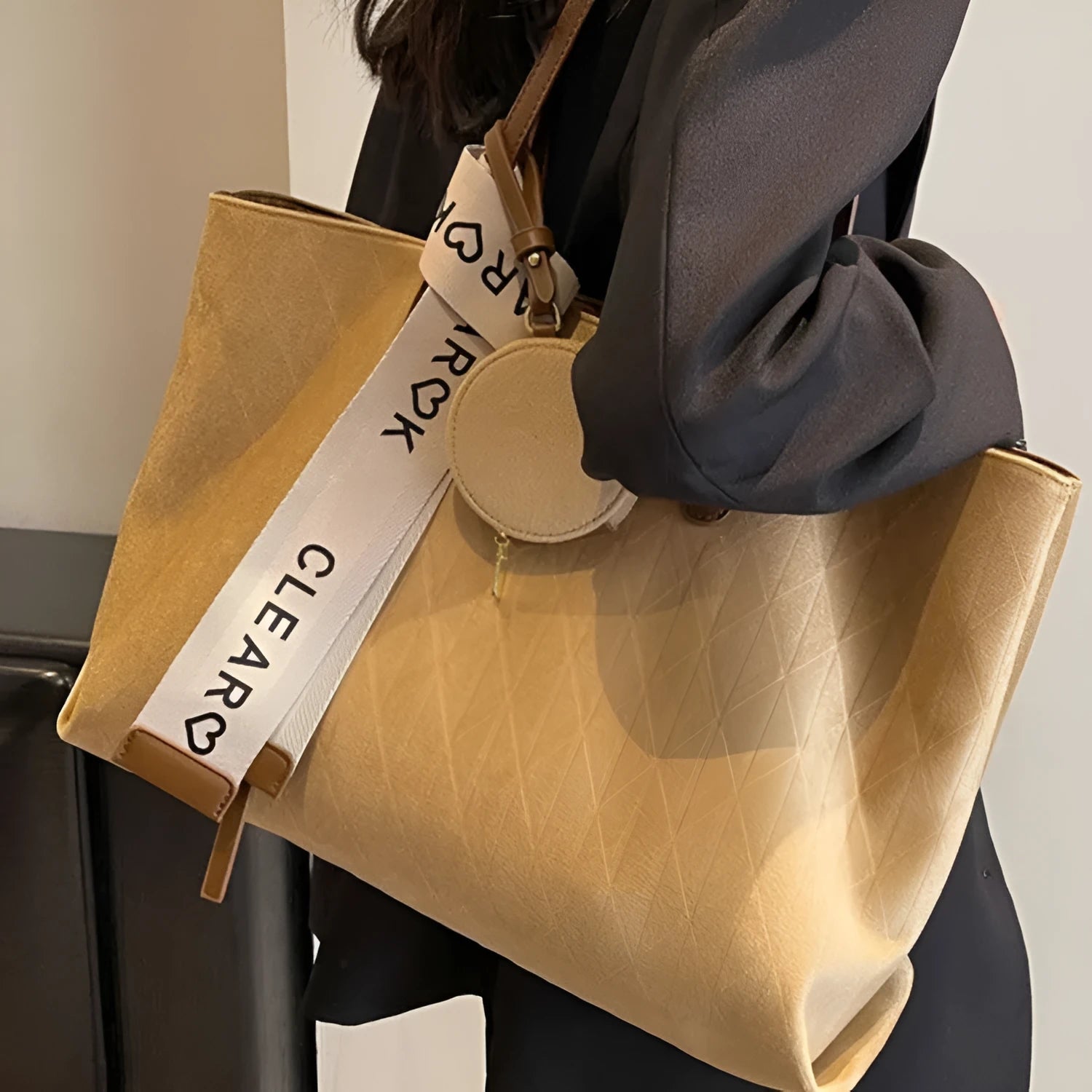 Green casual large capacity polyester tote bag with shoulder strap and external pocket.