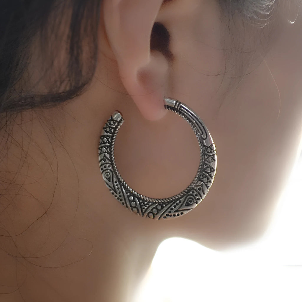 C-shaped vintage engraving earrings in alloy metal with bronze colour finish