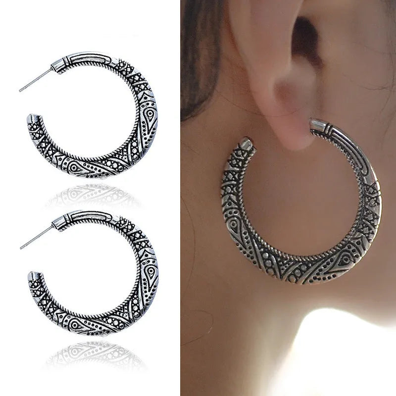 C-shaped vintage engraving earrings in alloy metal with bronze colour finish