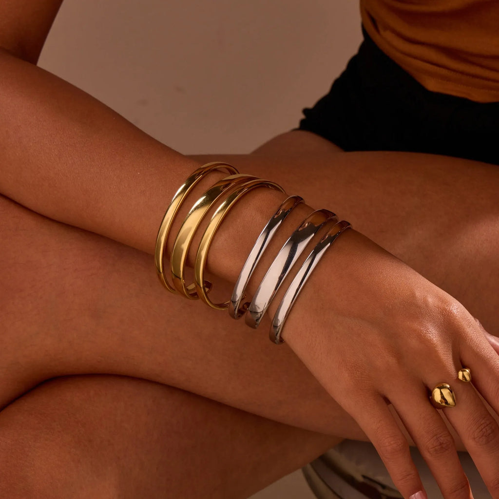 Women's geometric line bracelet in stainless steel with gold electroplating and simple opening