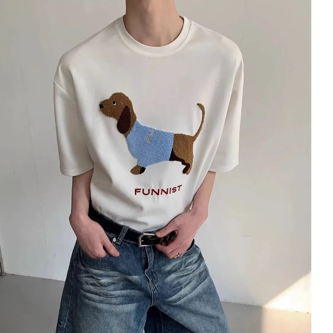 Men's gray T-shirt with embroidered sausage dog towel graphic, short sleeves and round neck