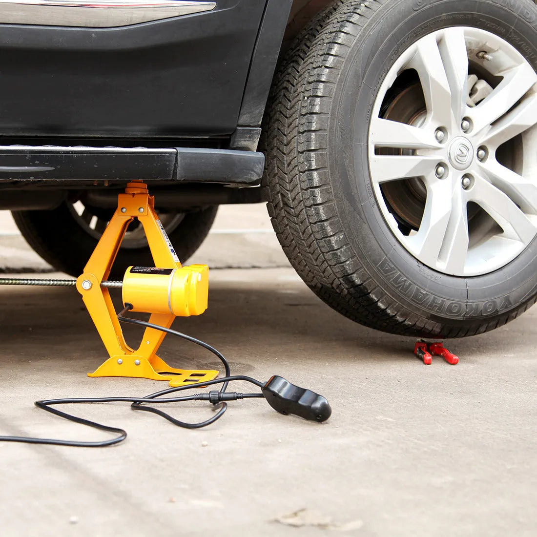 Vehicle electric hydraulic jack kit with 2-tonne capacity and 100W motor