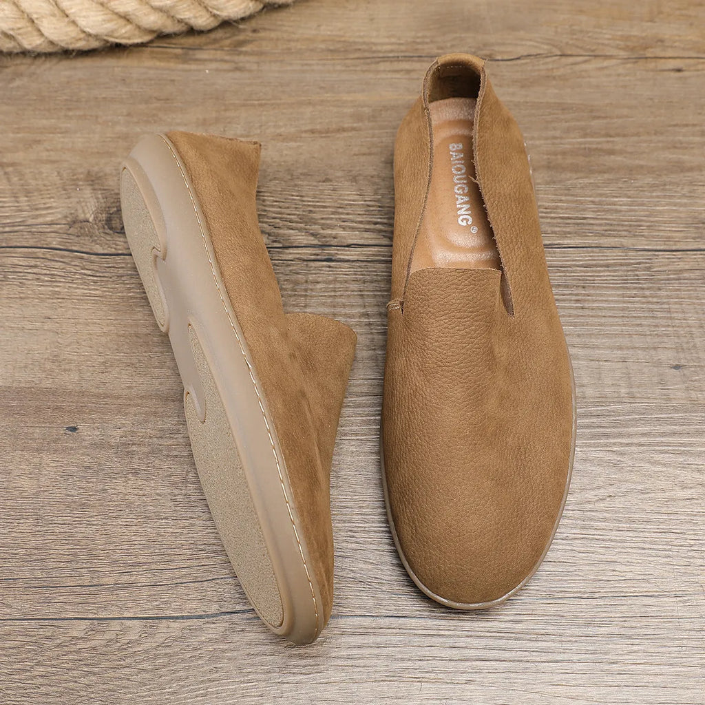 Handmade men's low-top casual shoes in khaki cowhide leather with a flat wedge rubber sole.