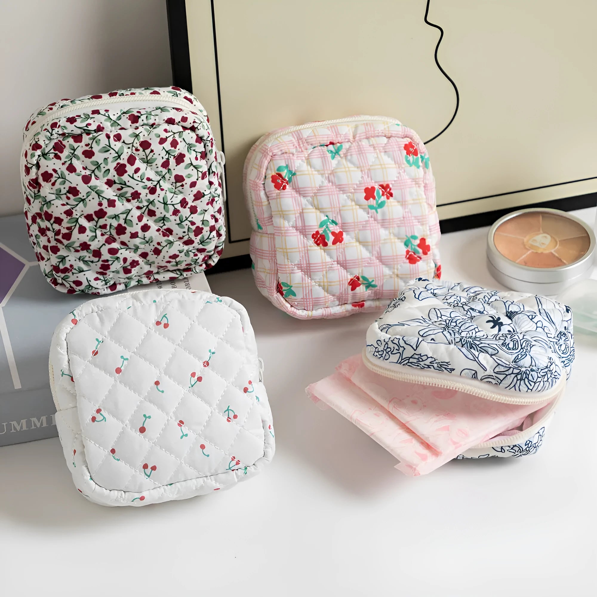 Ladies key storage bag in breathable polyester with floral patterns and sewing thread details
