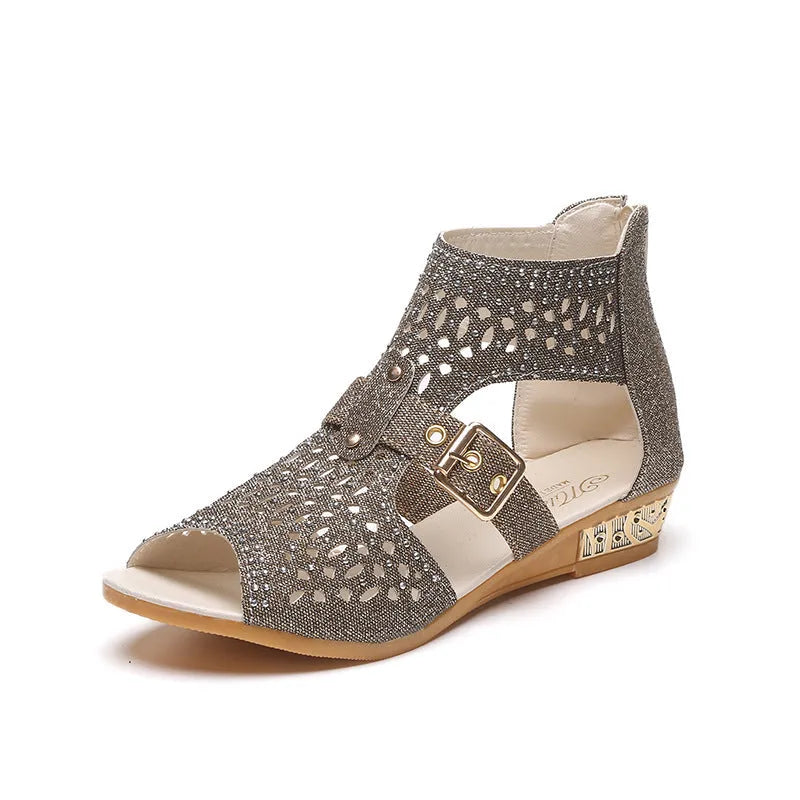 Women's flat sandals with back zipper closure and wedge heel in beige, black, and gold colours