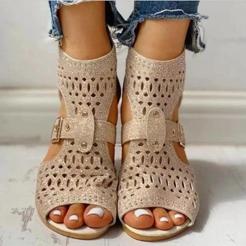 Women's flat sandals with back zipper closure and wedge heel in beige, black, and gold colours