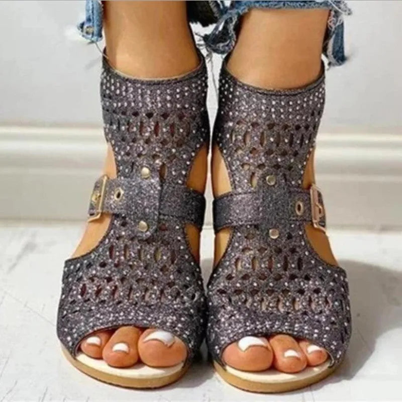 Women's flat sandals with back zipper closure and wedge heel in beige, black, and gold colours