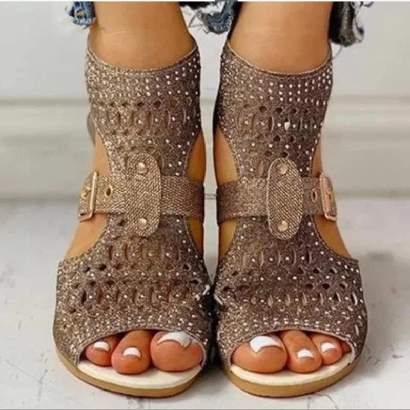 Women's flat sandals with back zipper closure and wedge heel in beige, black, and gold colours