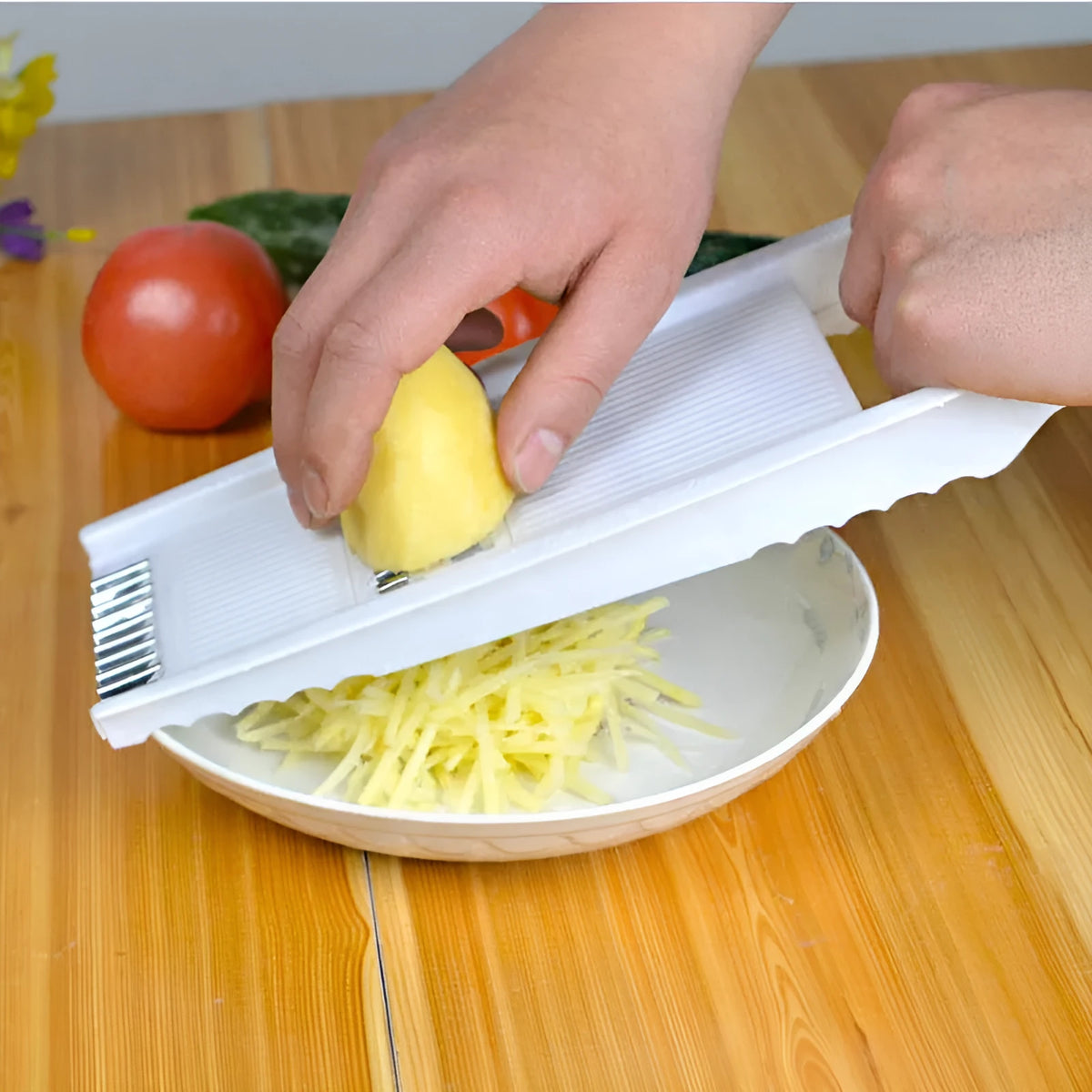 White 5-piece multifunctional kitchen grater and slicer set in stainless steel and ABS with hand guard, 28.3 x 13.2 cm