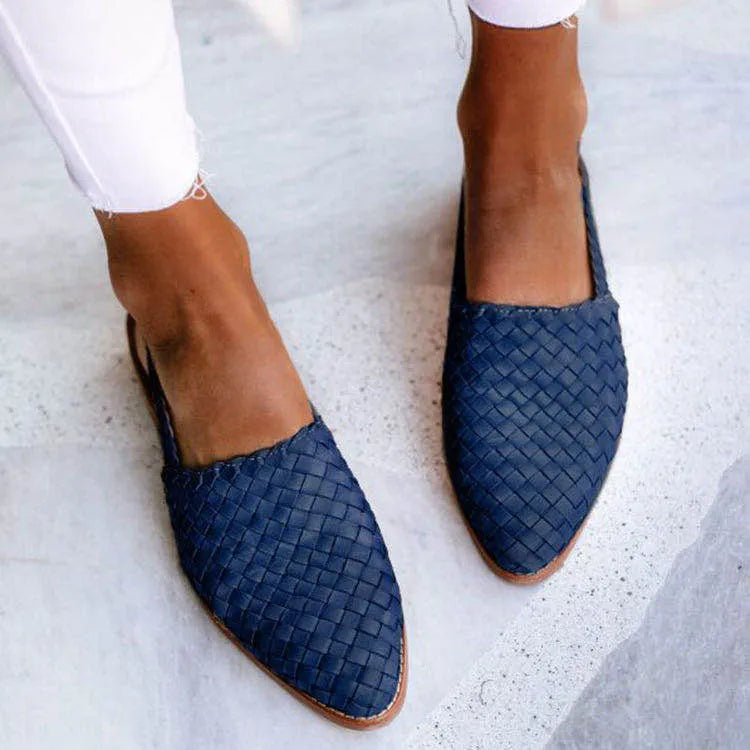 Women's flat sandals with buckle closure and pointed toe in microfiber and rubber.