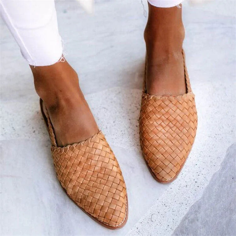 Women's flat sandals with buckle closure and pointed toe in microfiber and rubber.