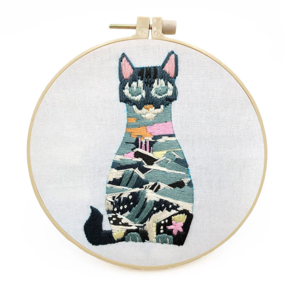 DIY cat embroidery kit with cotton linen fabric and embroidery stretch frame