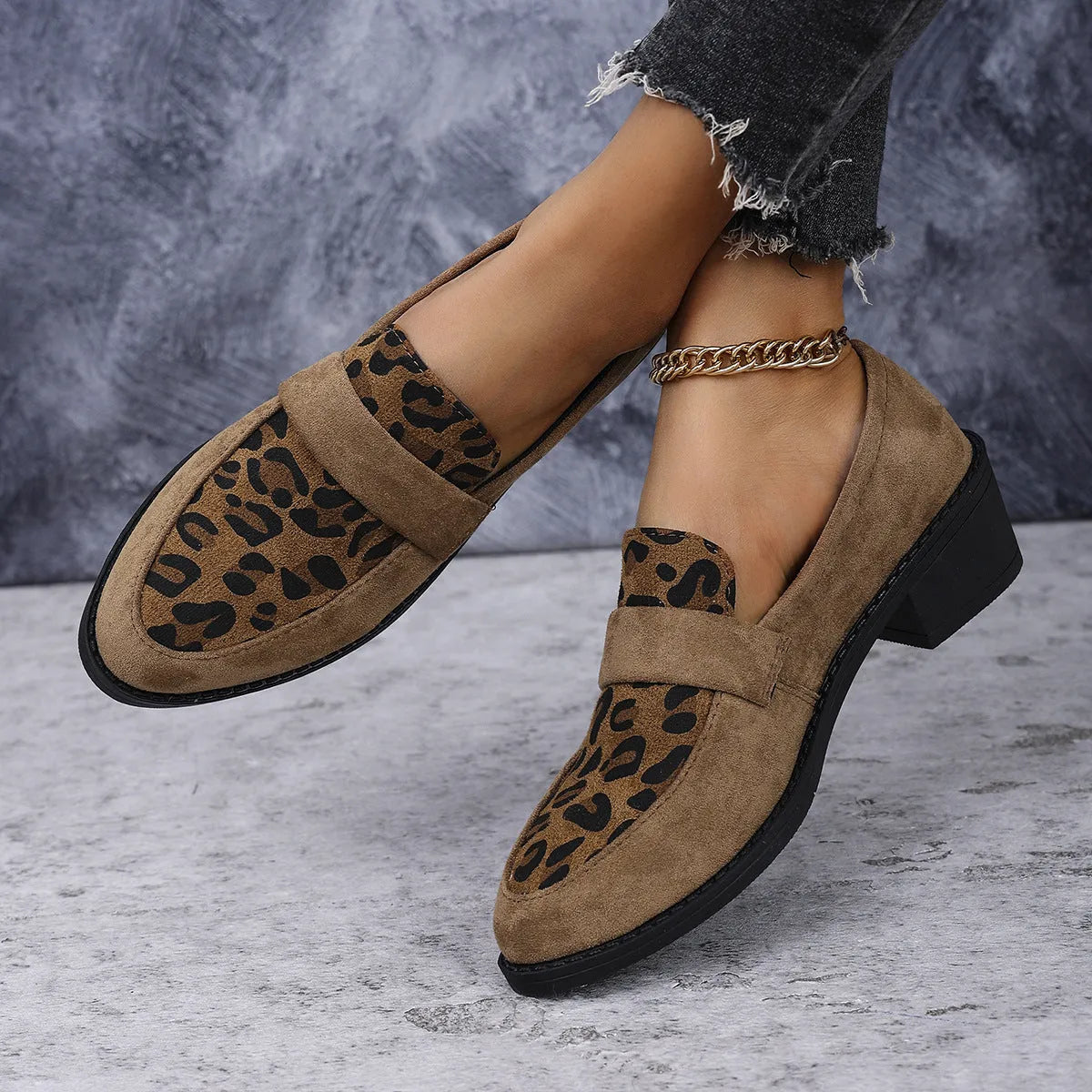 Leopard print suede slip-on pumps with chunky mid-heel and pointed toe in brown colour