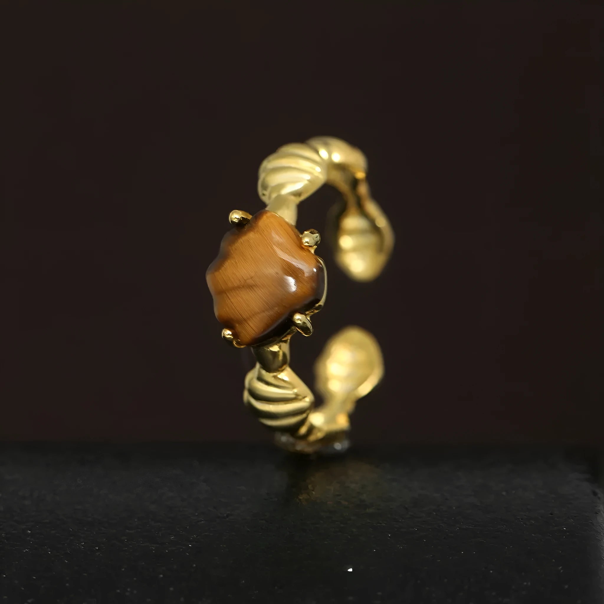 Adjustable silver women's ring with shell design in shell white or tiger eye finish.