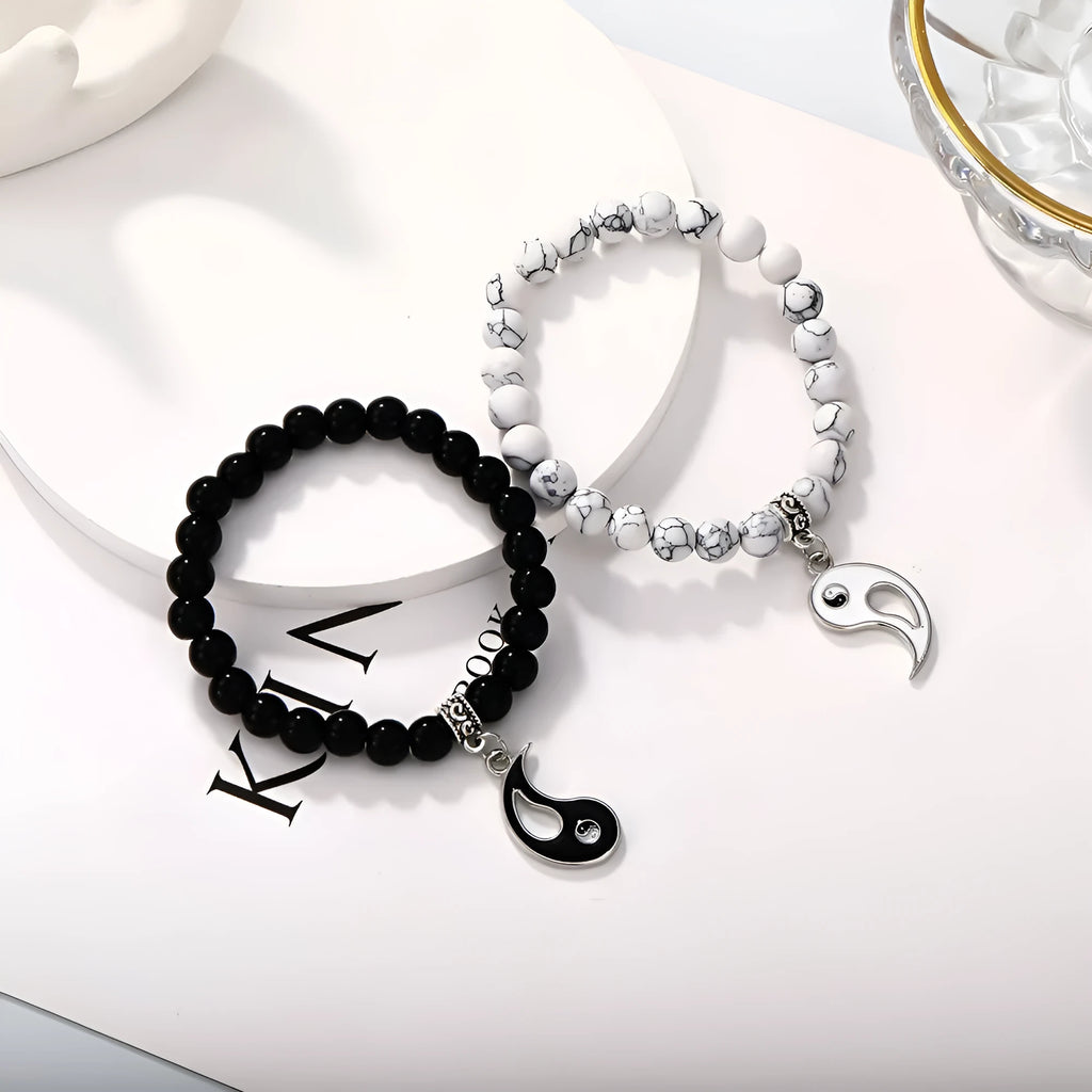 Geometric eight-diagram shaped alloy bracelet with an electroplated finish.