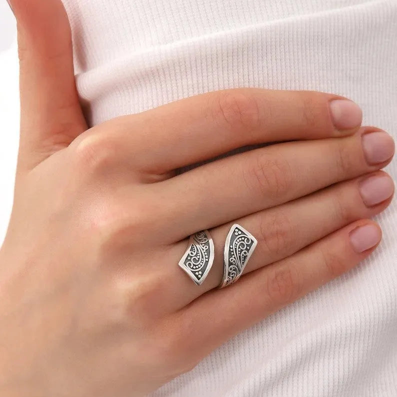 Adjustable silver electroplated alloy ring with minimalist retro geometric design for women