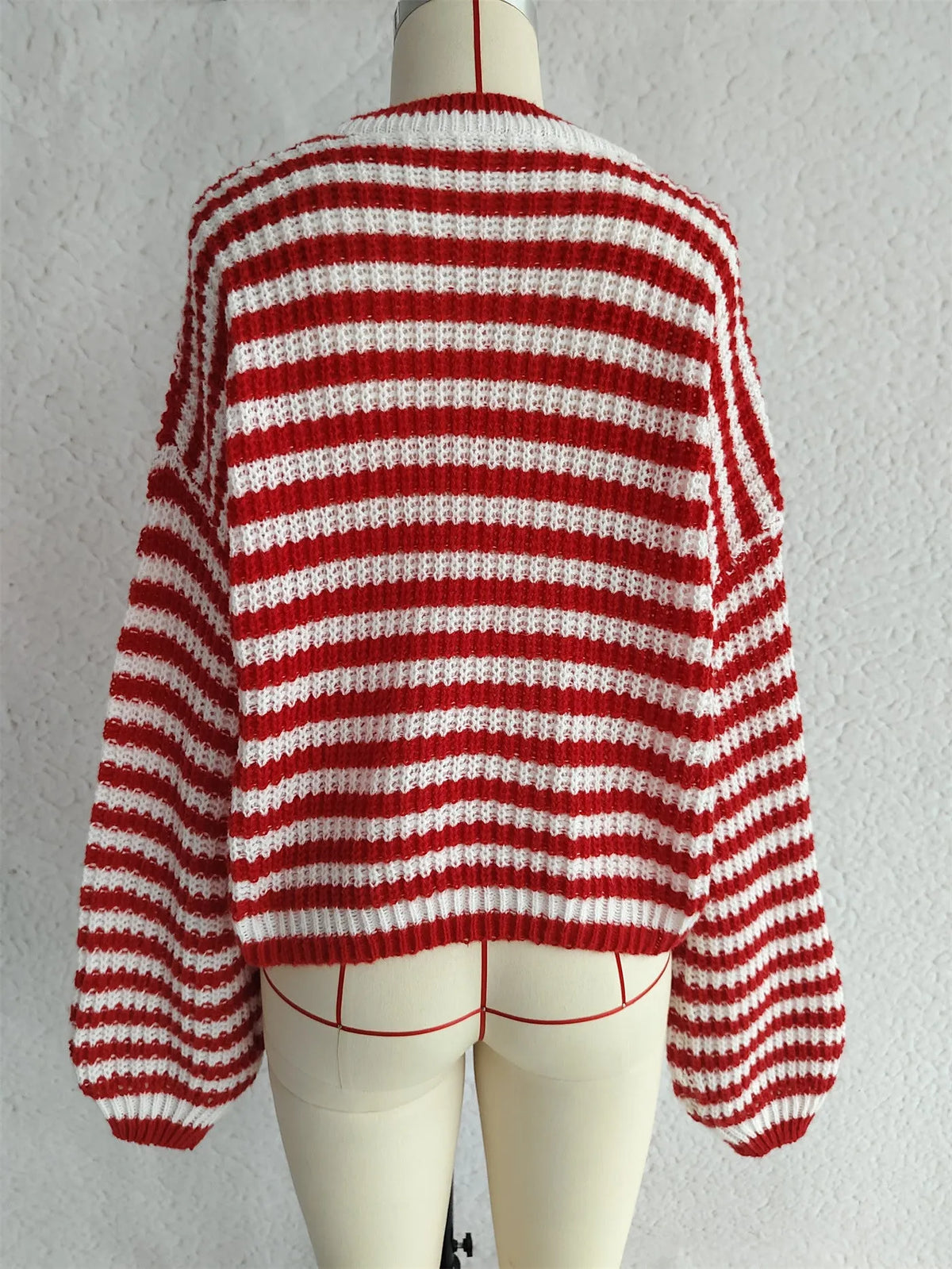Women's striped pullover sweater in loose fit with round neck and long sleeves