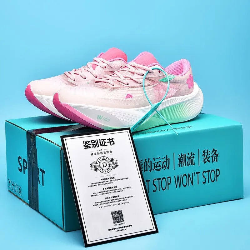 Low-top carbon plate running sneaker in various colours with natural rubber sole and lace-up design.