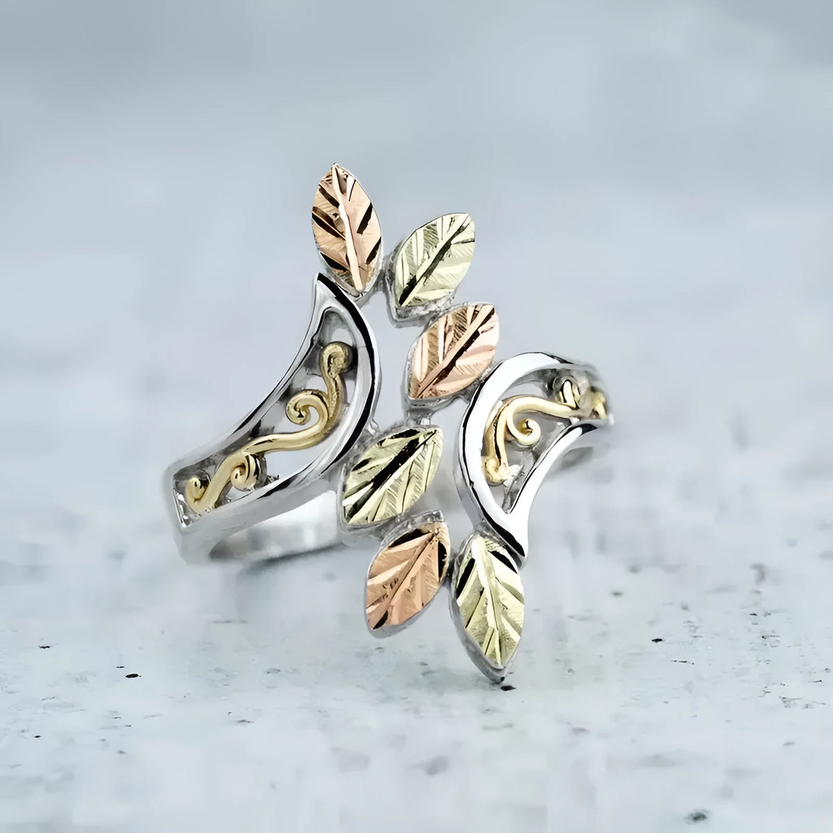 Silver hollow two-tone ring for women, zinc alloy electroplated, sizes 6 to 10