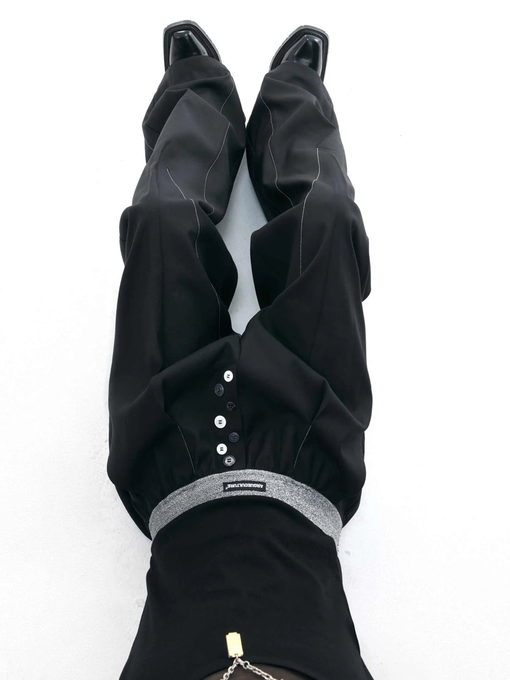 High-waisted straight-leg trousers in grey featuring a button-open line design detail on the leg.