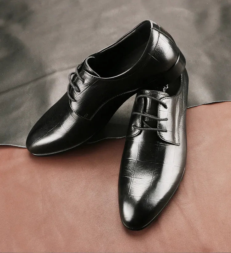 Men's black cowhide leather derby shoes with pointed toe and rubber sole for business dress
