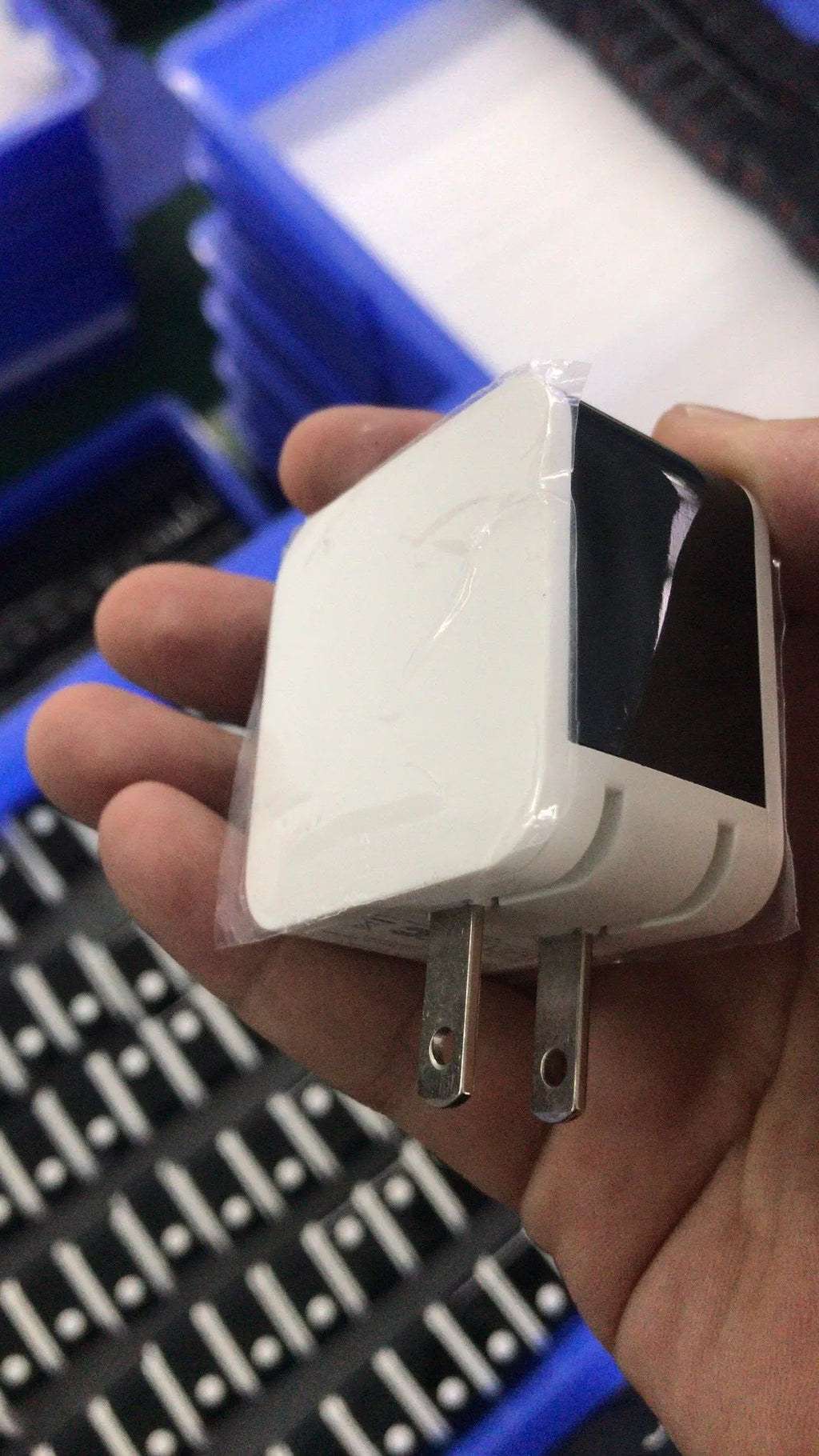 5V 2.4A dual USB travel charger with digital display showing Chinese, US and EU plug options