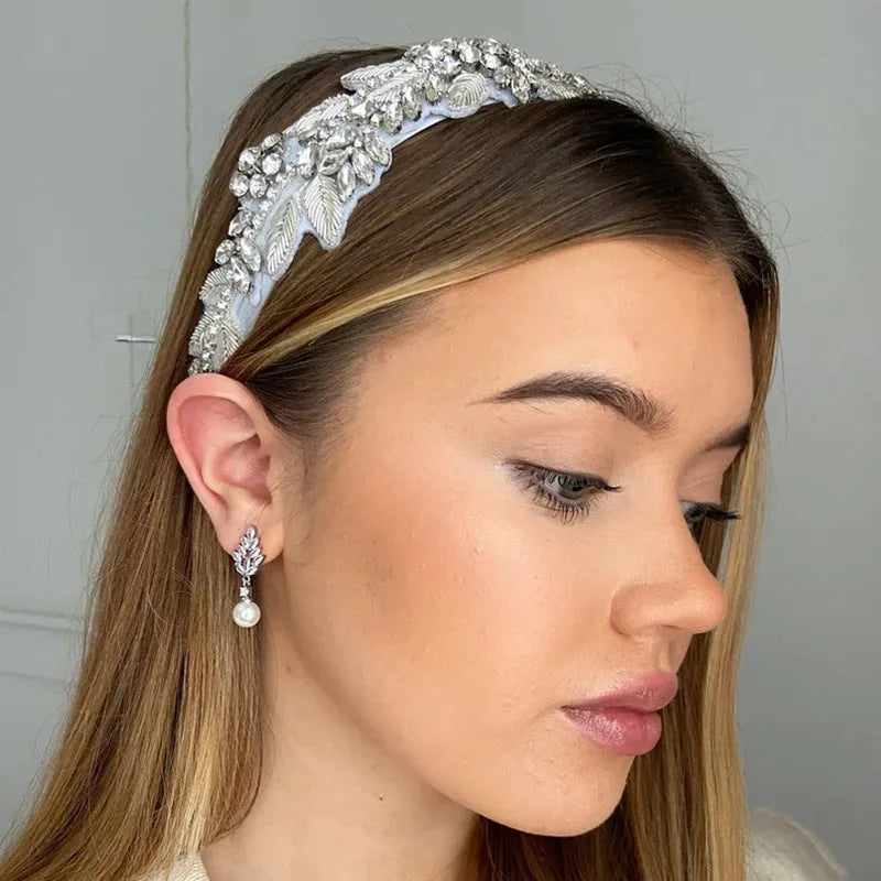 Geometric flower pattern zircon earrings in gold, platinum, and rose gold plating options