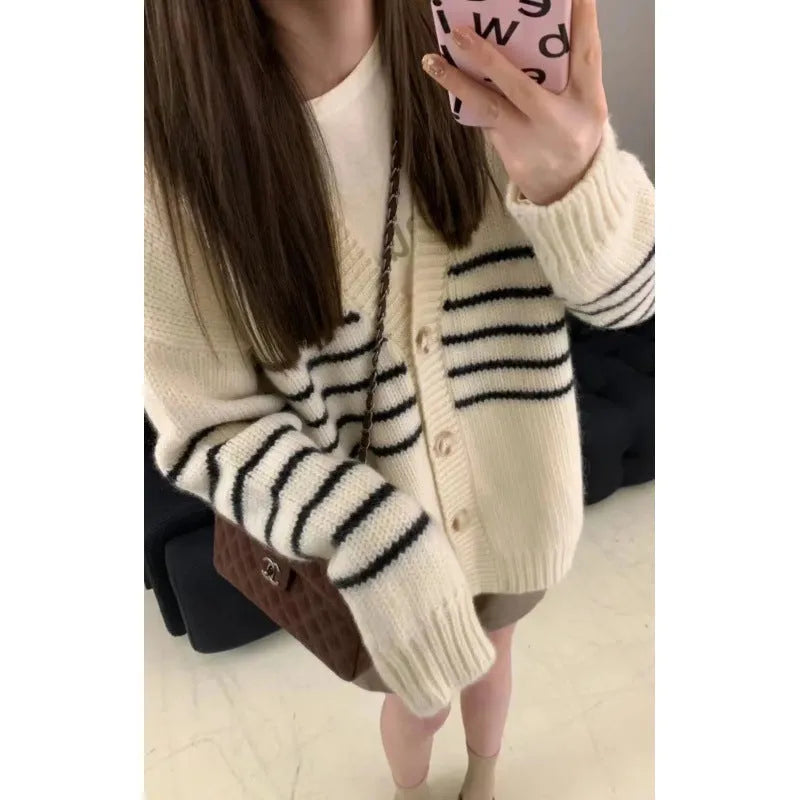 Collar button cardigan with 3D effect pattern in picture colour with button front