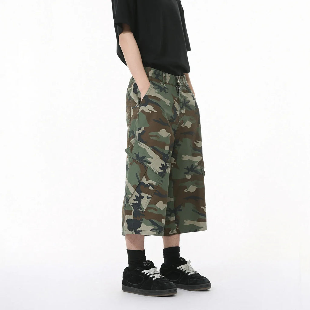 Men's camouflage cotton cropped jeans with cargo pockets and wide leg loose fit