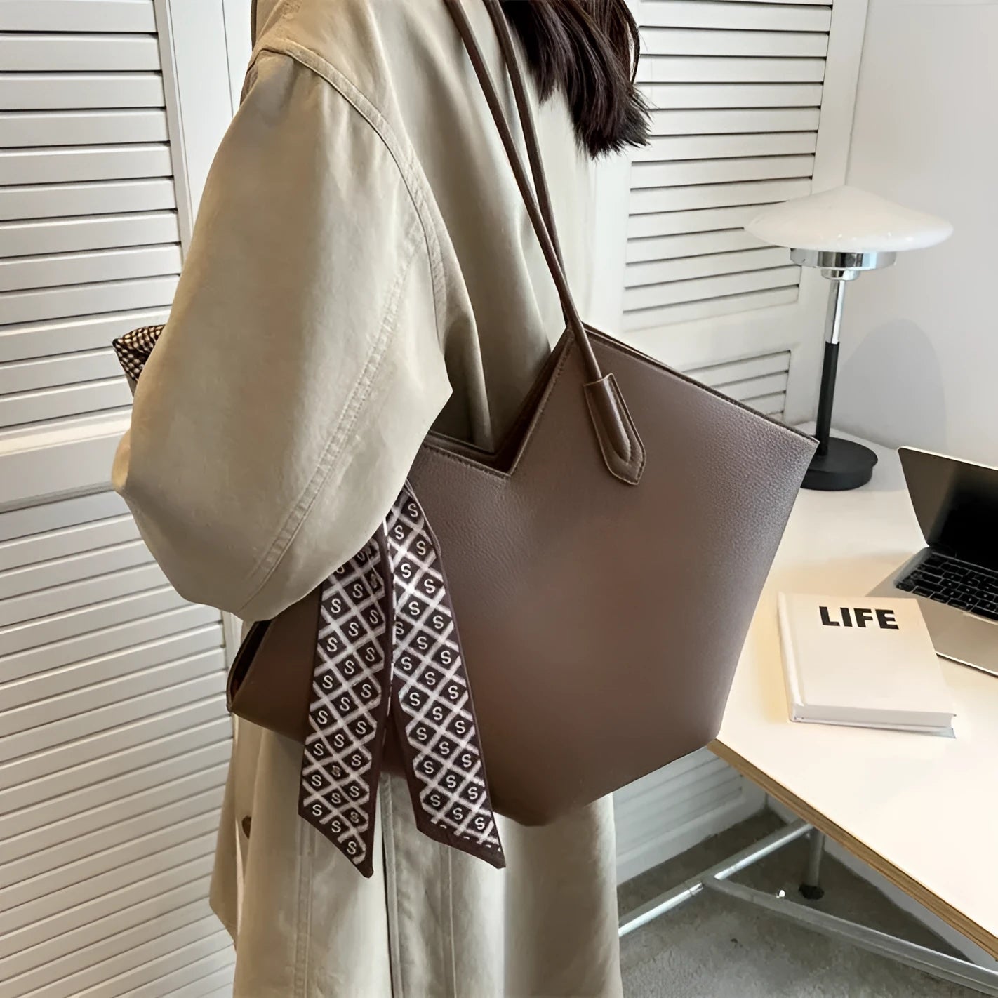 Women's PU shoulder bag in horizontal square shape with sandwich pocket design and 15x29x11cm dimensions