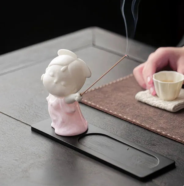 Ceramic court attendant decoration with Qingge and Yawu designs