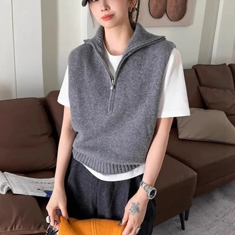 Retro half-zip sleeveless knit vest in solid colour with polyester mesh fabric