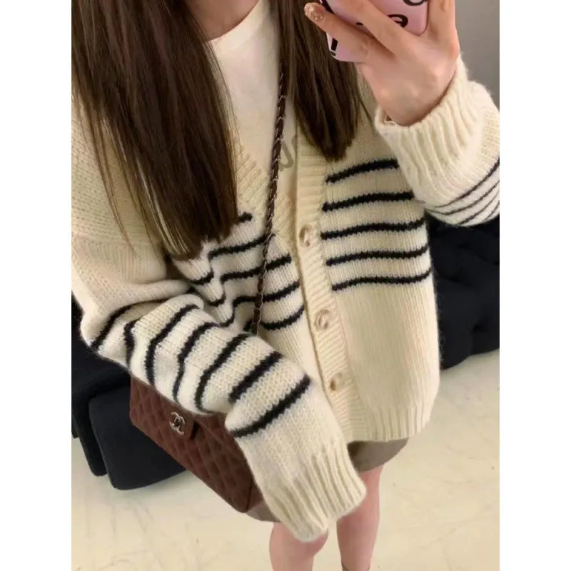 Collar button cardigan with 3D effect pattern in picture colour with button front