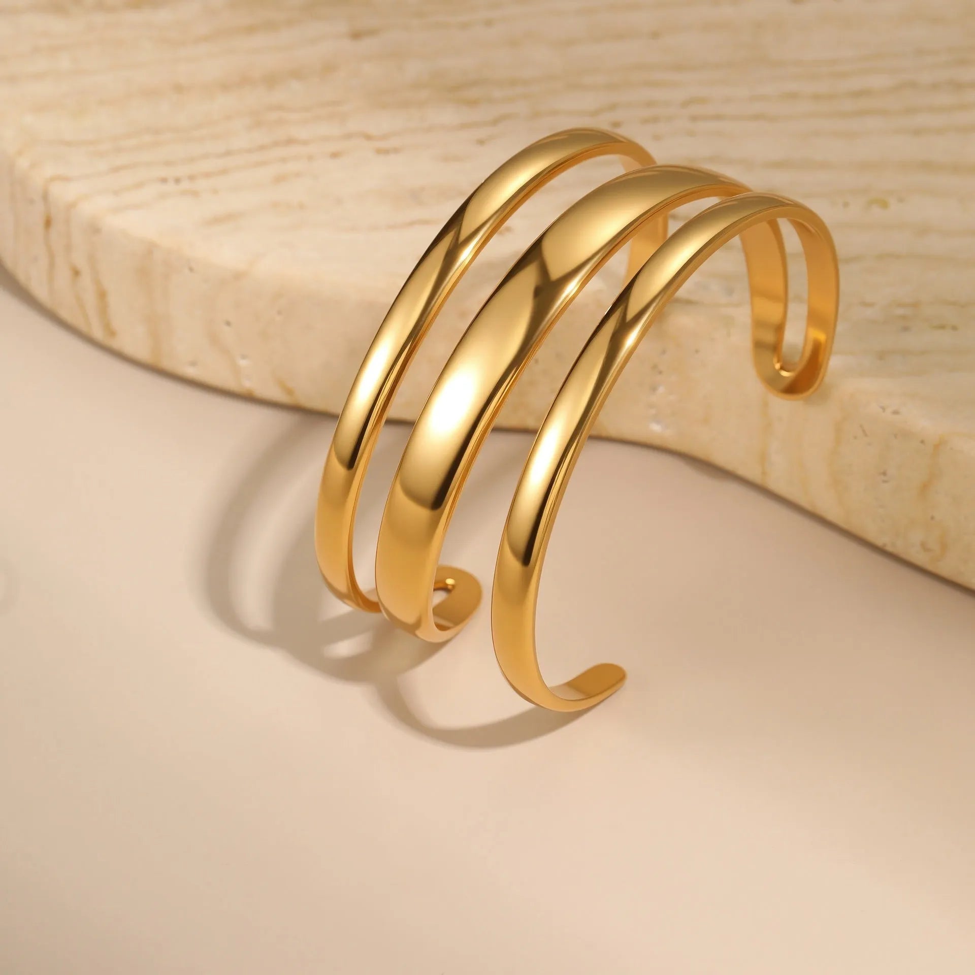 Women's geometric line bracelet in stainless steel with gold electroplating and simple opening