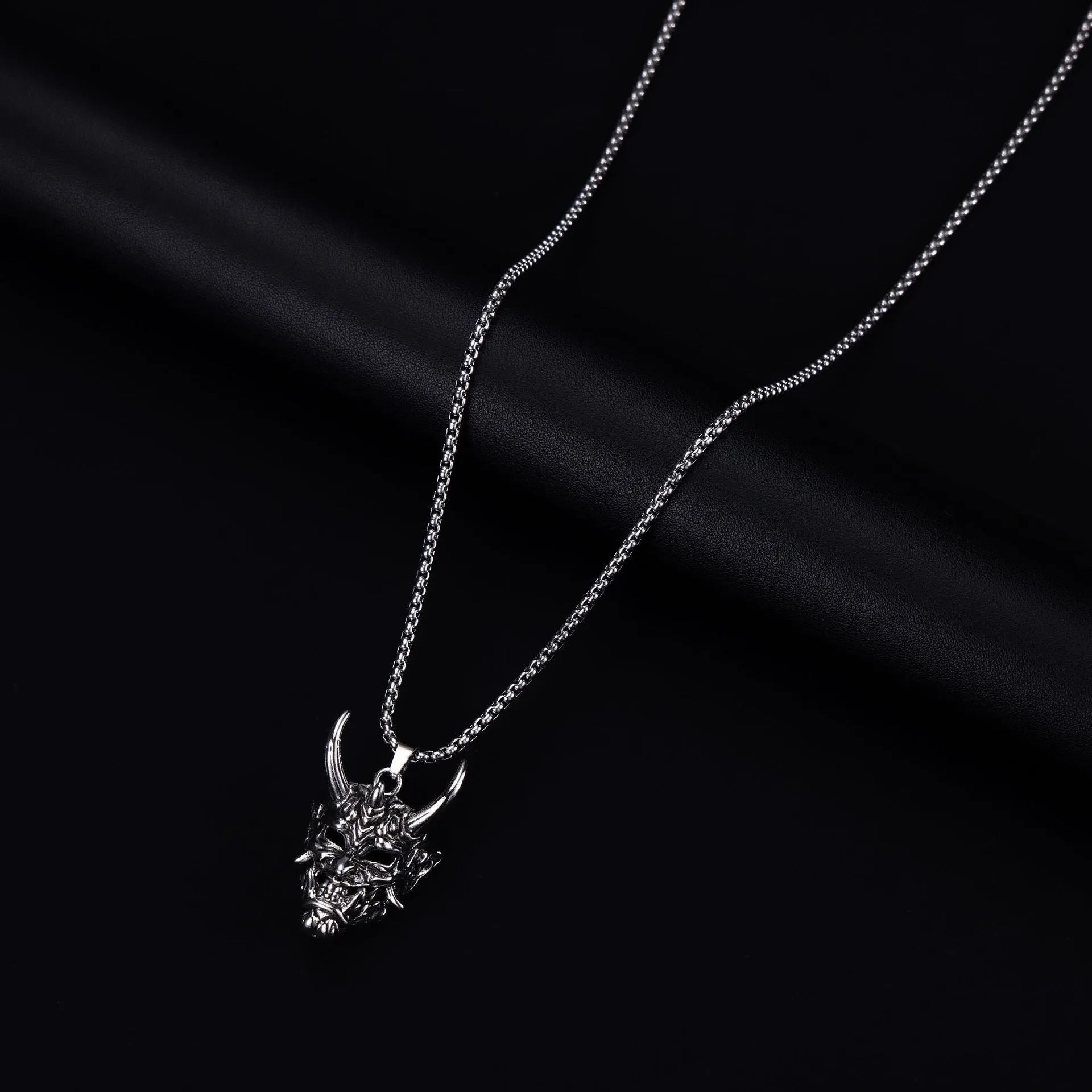 Men's vintage silver tone zinc alloy pendant necklace measuring 40mm wide