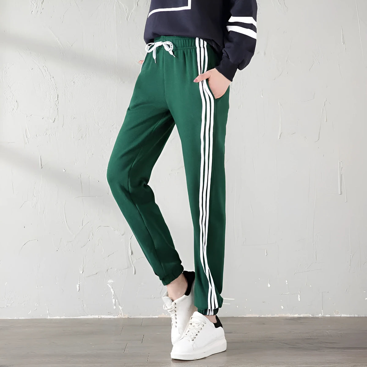 Women's velvet sports trousers with fleece lining, loose fit, black, grey, pink, sizes L‑XXL