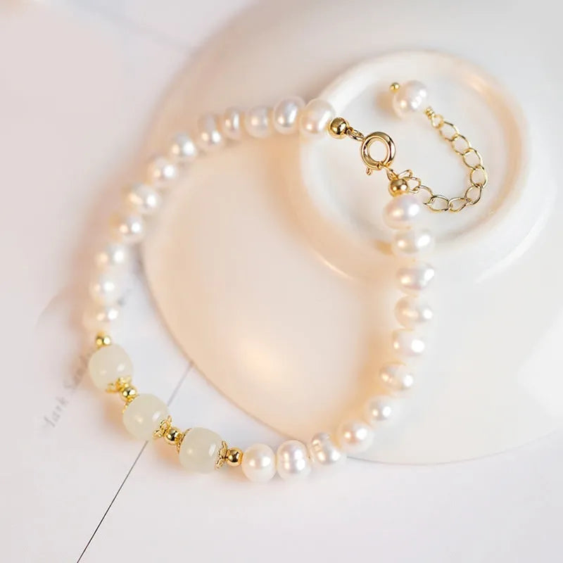 Natural freshwater pearl bracelet with diamond-shaped pearls in Hetian jade colour.