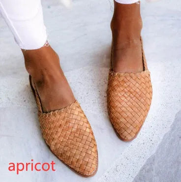 Women's flat sandals with buckle closure and pointed toe in microfiber and rubber.