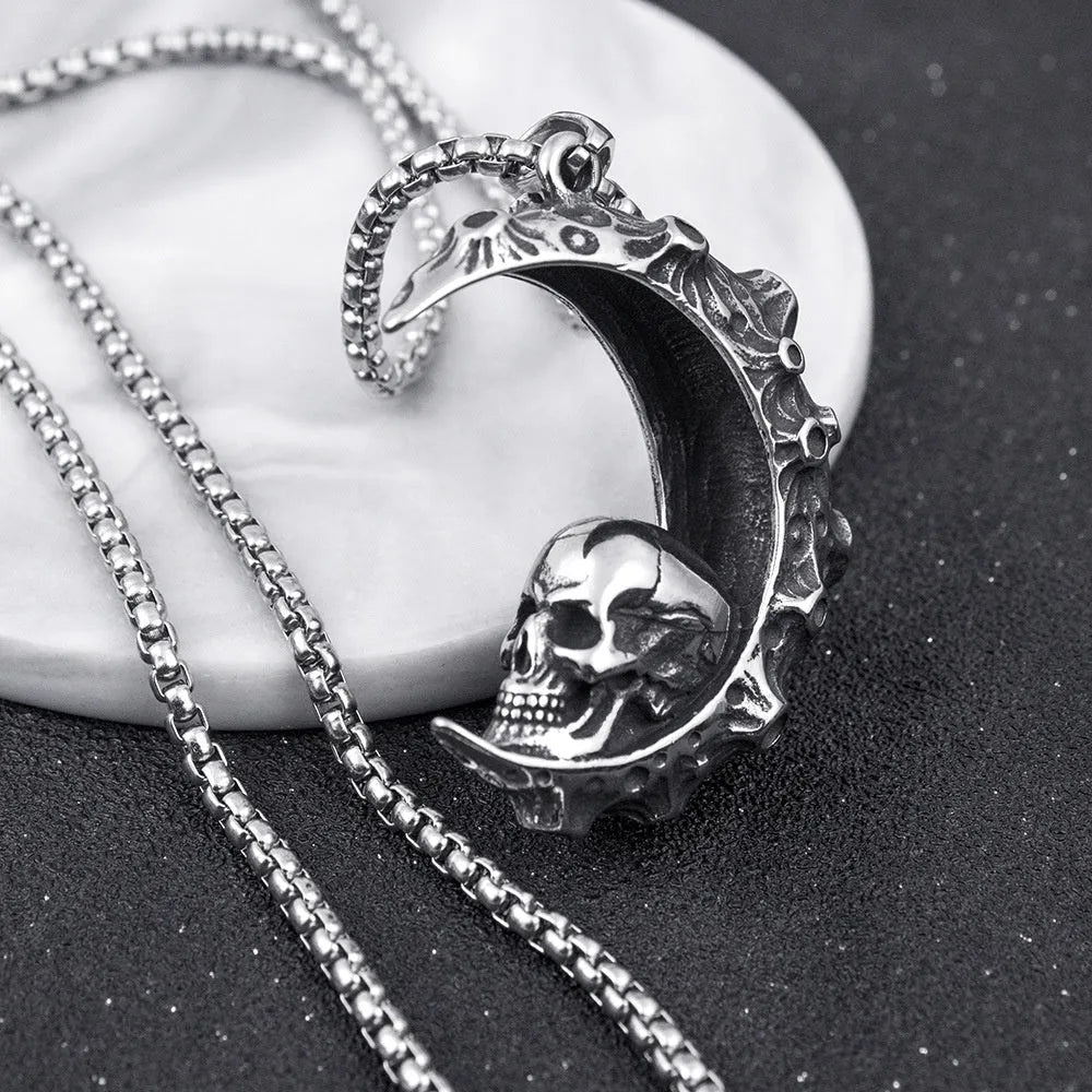 Men's stainless steel necklace with alloy pendant in silver colour sports style design