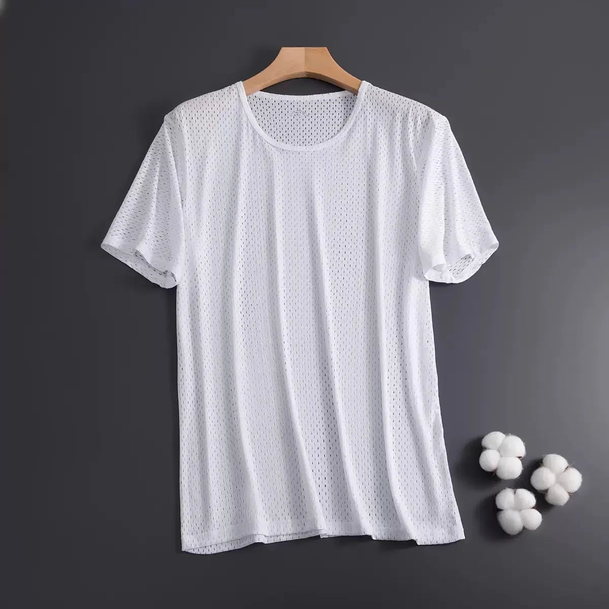 Men's solid colour ice silk short sleeve T-shirt with crew neck in loose mesh fabric.