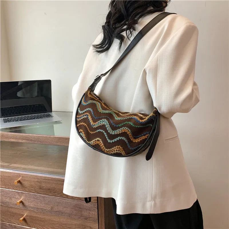 Women's woven straw crossbody bag with internal phone and file compartments in corrugated black colour